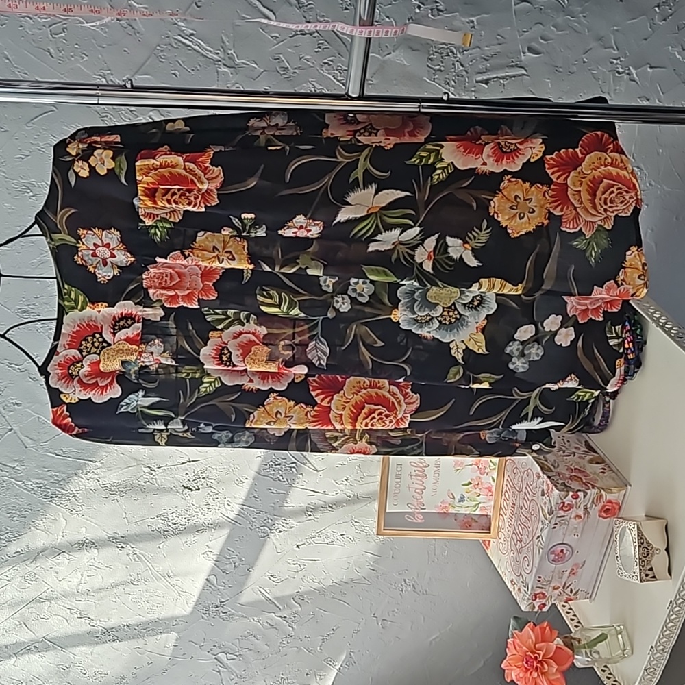 Loft lightweight floral top. Size M. - Picture 5 of 5